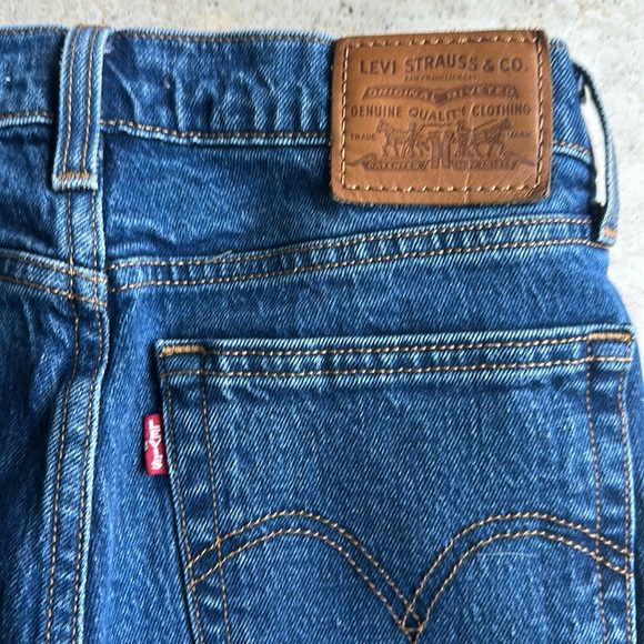 Levi’s Premium Wedgie Straight Leg Jean Medium Wash Size 27 - Picture 3 of 5